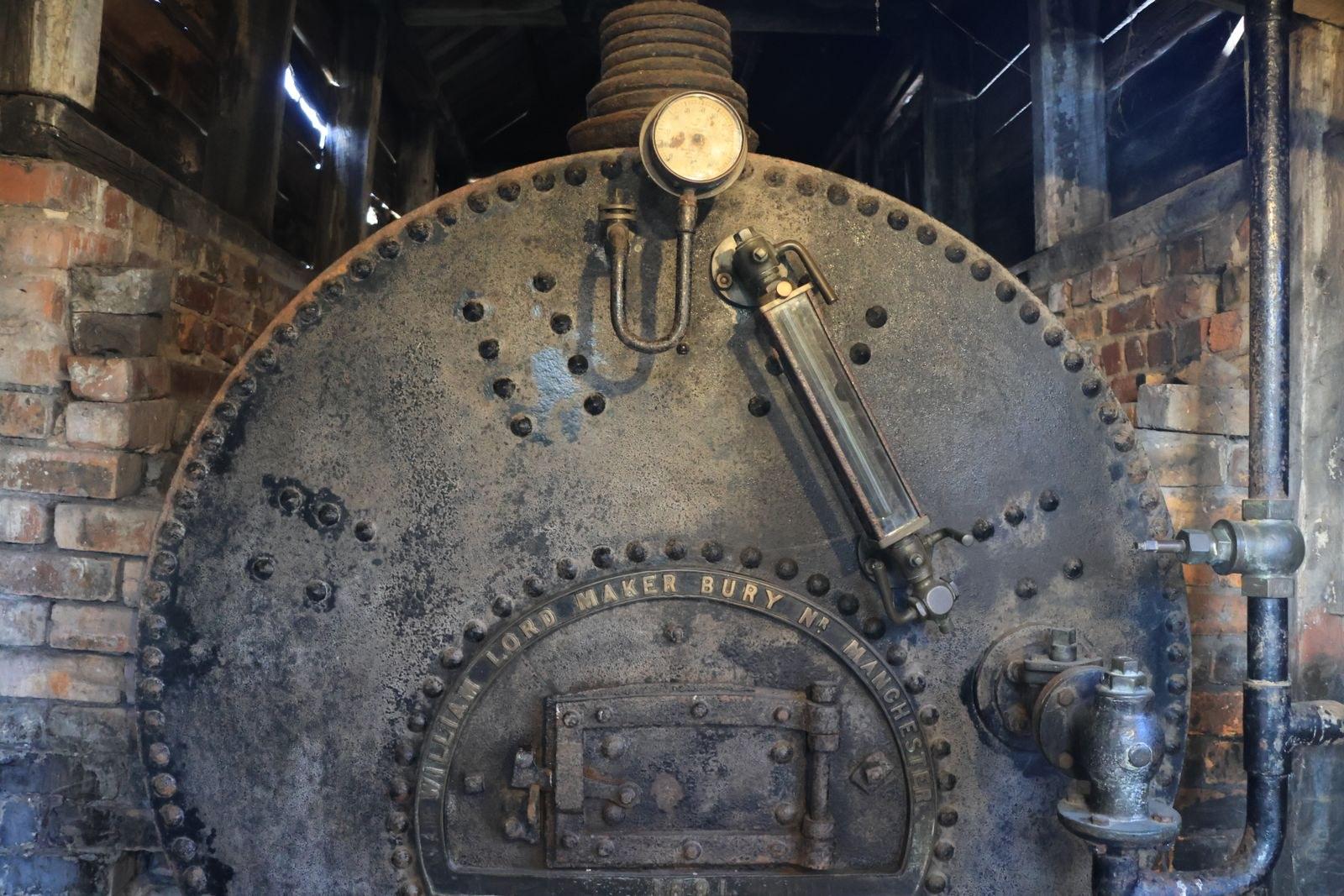Bagian depan boiler pipa api dengan pengukur tekanan, salah satu titik yang rutin diperiksa di ruang boiler